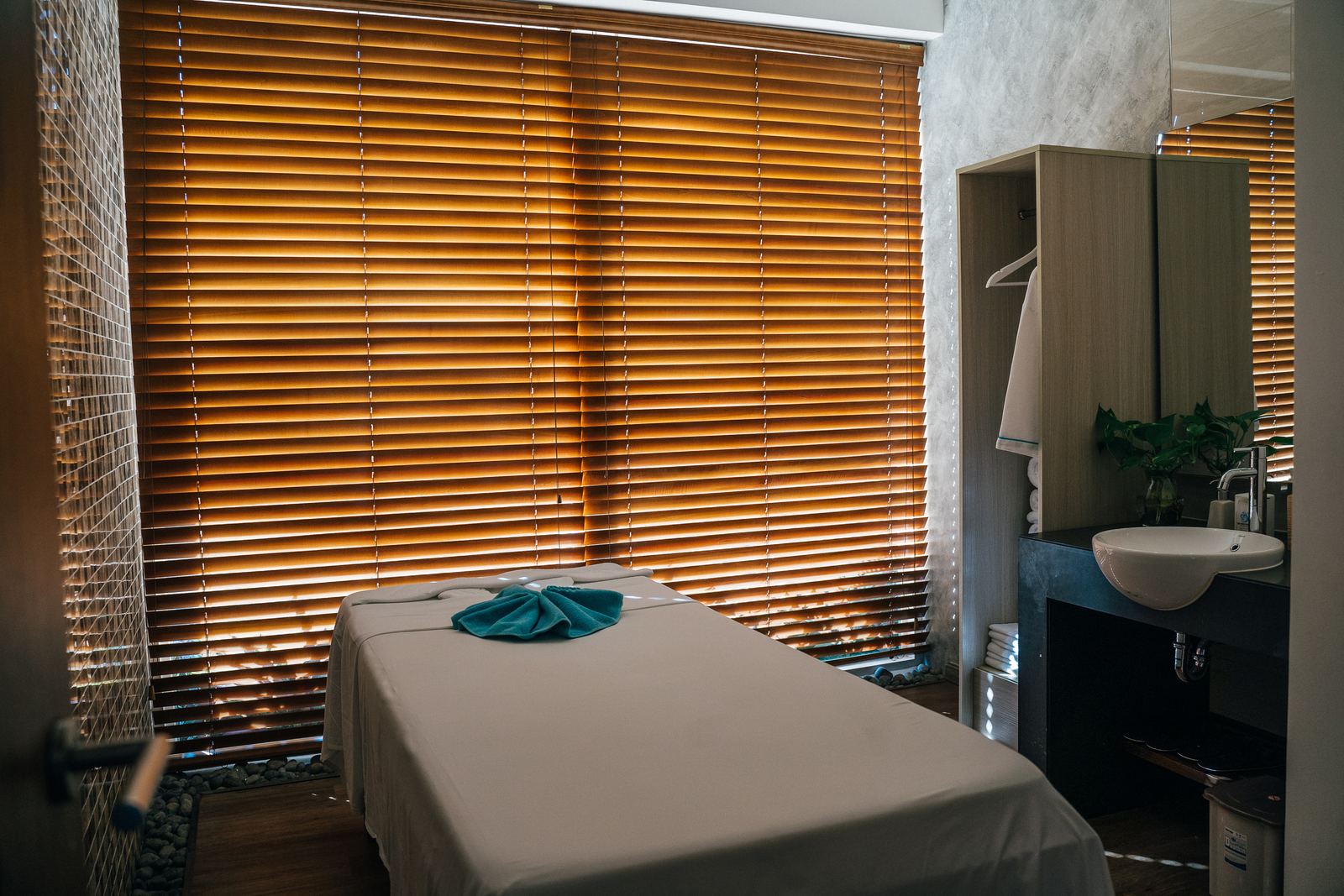 Private droni table room